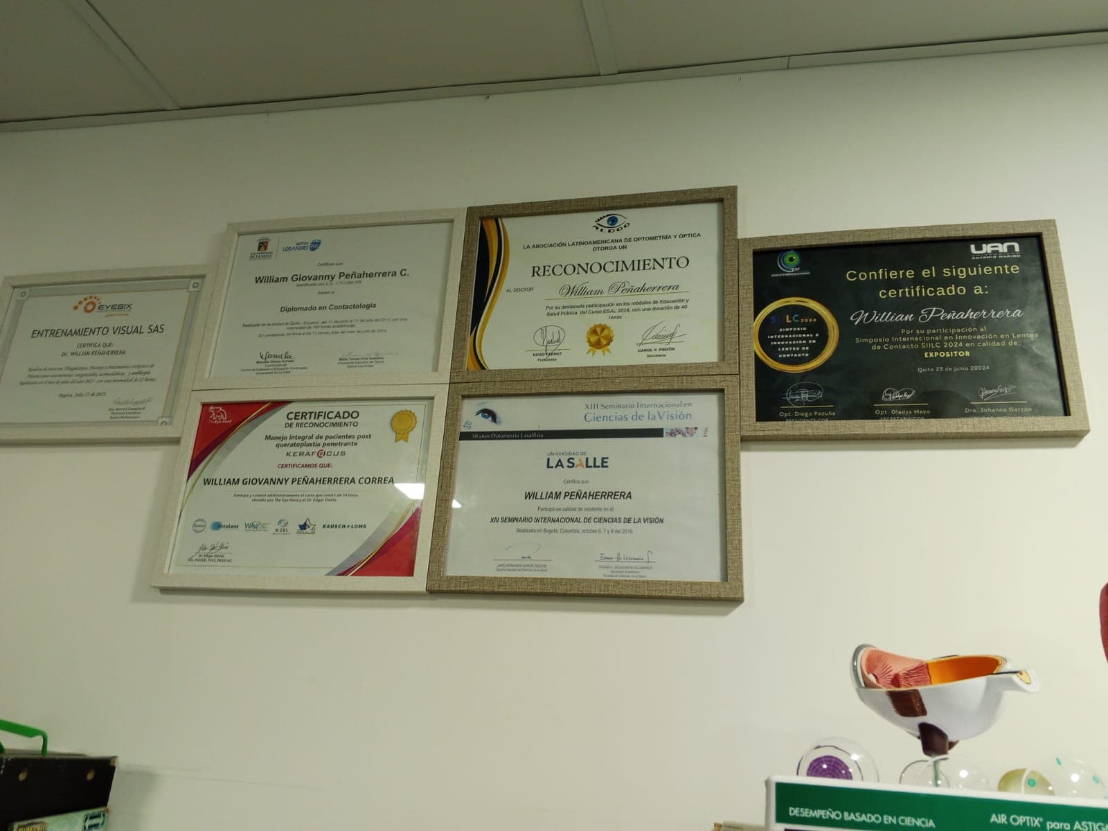 Certificaciones profesionales del especialista en óptica en Ibarra